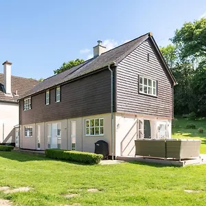 Osbornes House Near With Swimming Pool Holiday home