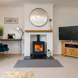 Luxury Detached 4 Bedroom House Apartment