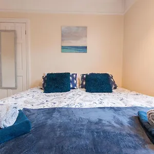 Radford Place - - Patio & Garden - - Chiefs - Uni -wifi Holiday home